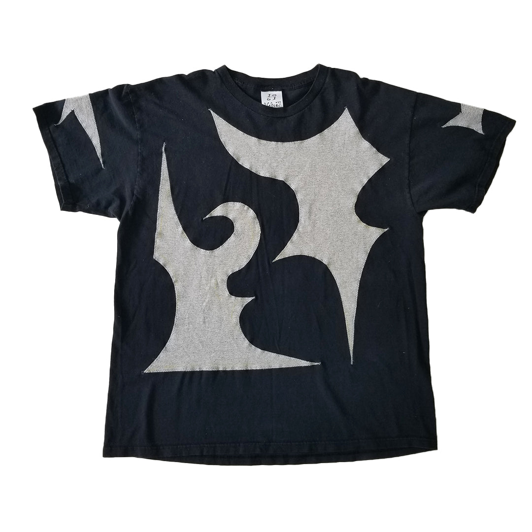 T-shirt gris sur noir