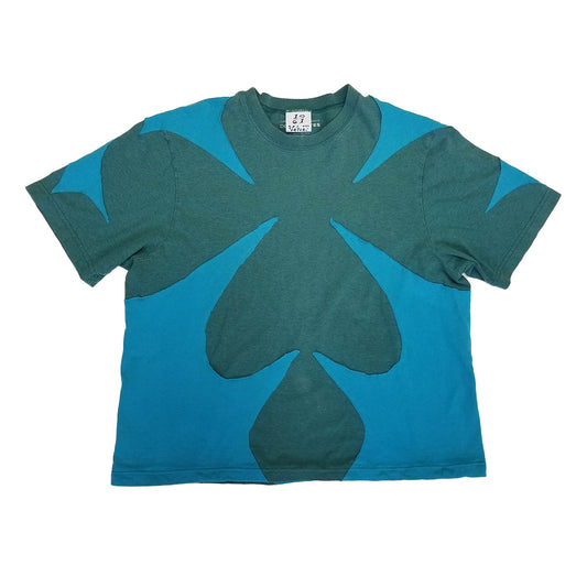 T-shirt bleu sur vert